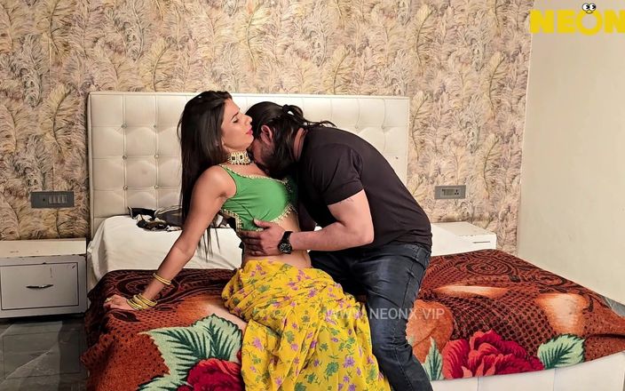 Indian Savita Bhabhi: La sexy Jija et Sali baisent dans la chambre desi...