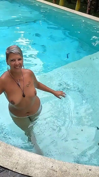 Riskanter blowjob am schwimmbad in einem Resort