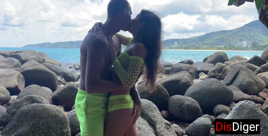 Dis Diger: Un jeune couple baise sur une plage avec vue sur...