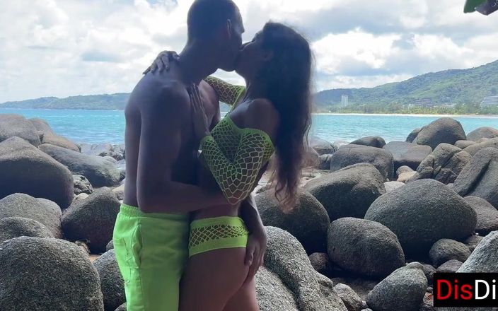 Dis Diger: Mladý pár sexy šuká na pláži s výhledem na moře