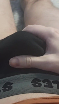 Die Reibung des Penis in meiner Unterwäsche ist eine riesige Ladung in meiner Hose