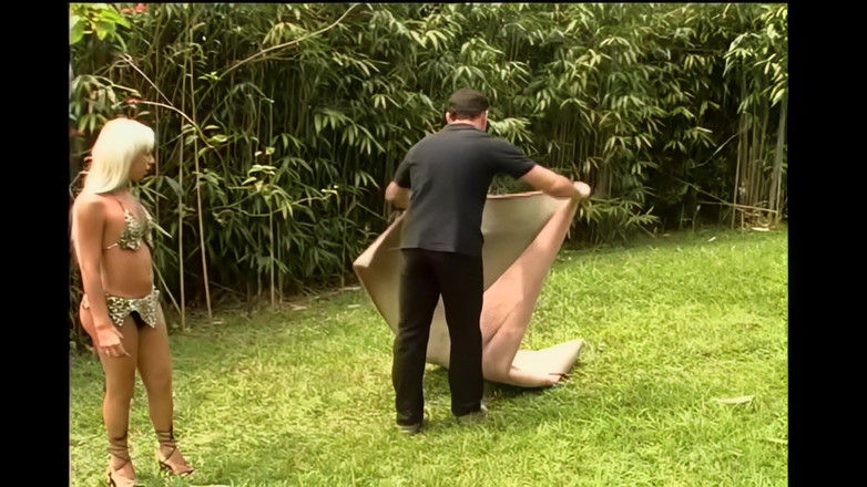 TRANS-ATLANTIC: Güzel sarışın shemale penisi poposuna alıyor