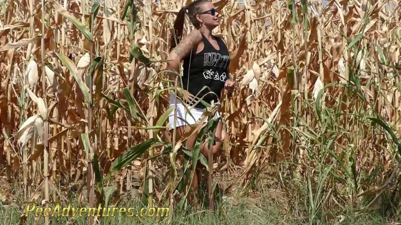 Pee Adventures: Pee in a corn field