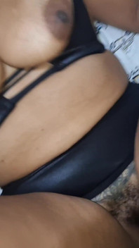 Kožená fetišová kundička naplněná mrdkou