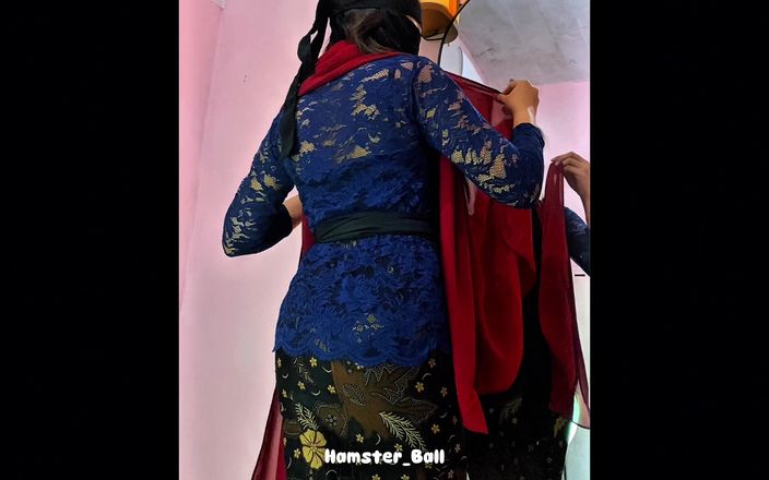 Hamster_Ball: Essayage d’une robe de kebaya en hijab avec une soubrette...