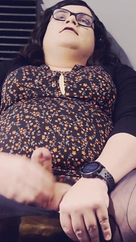 Une trans soulève sa robe et jouit dans ses collants