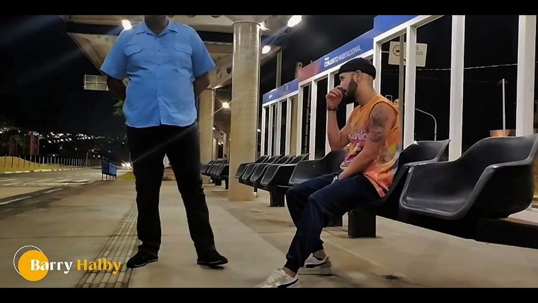 barryhlaby: Am supt pula șoferului în timp ce așteptam autobuzul.