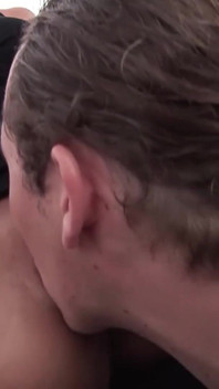 Pega milf de cabelo curto é fodida por um estranho
