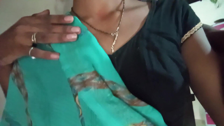 Premi pooja: Hintli ateşli desi yenge ve genç oğlan köyde hızlı sikişiyor...