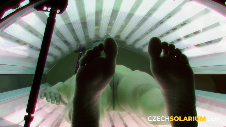 Czech Solarium: Czech Solarium 73: Opalona laska rozbiera się do kamer