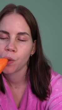 Hete Roodharige Anna Geeft Een Pijpbeurt En Krijgt Een Cumshot