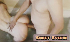 Holly couple: Bella sorellastra greca calda viene scopata in bagno