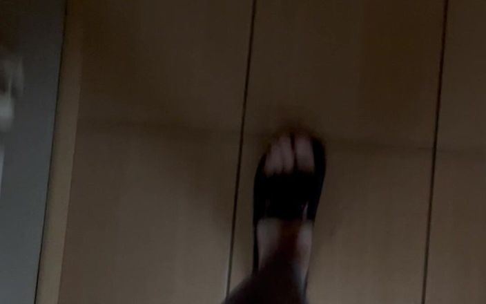 Feet: Sudut pandangan pertama: Bunyi Flip-Flops Apabila Berjalan Dalam Bingkap Kelabu