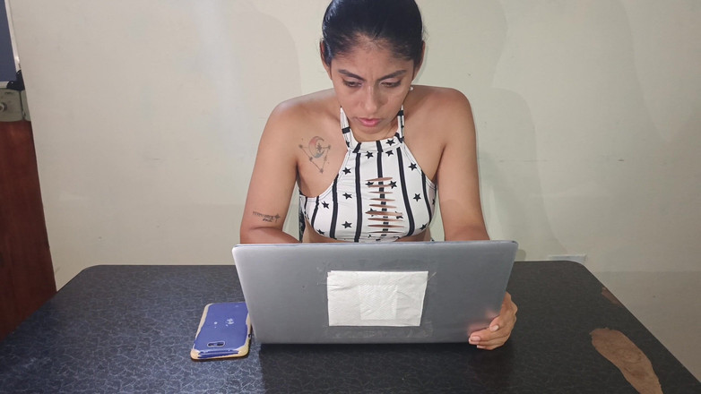 Lady: Bú con cu của kỹ thuật viên đến để sửa chữa máy...