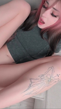 내 자지에 보지와 엉덩이를 문지르고 역으로 타고 질싸하기 전에 풋잡을 해주는 POV 소녀