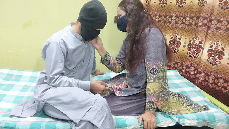 Pakistani CoupleX: Domácí šukání indického páru s velkým pérem zezadu