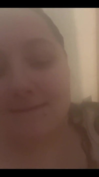 BBW bawi się pod prysznicem