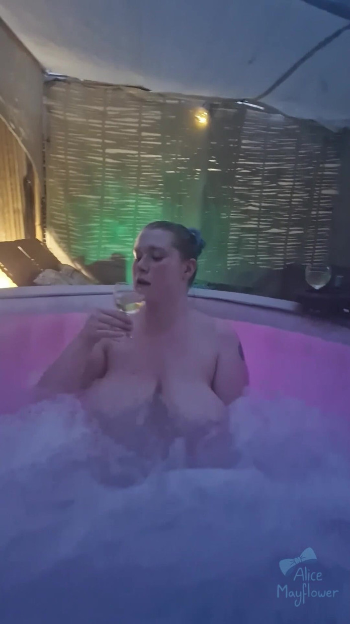 Alice_Mayflower_Scottish: Salpicando en un jacuzzi - chica sola