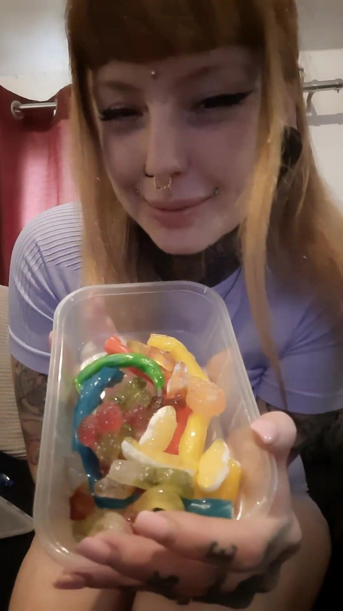 Yourfavecumslut: La dea imbroglia e sputa fuori dolci trattamenti