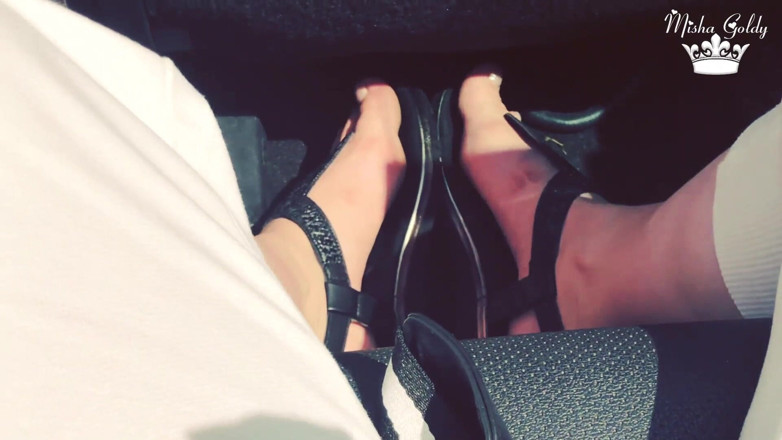Goddess Misha Goldy: Usikan kaki di Mustang Cabriolet