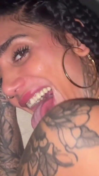 Una miLF tatuata drena a secco l'amica di sua sorella tobi