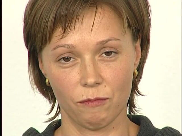 Lucky Wankerz: Laska brunetka pociera swoją mokrą cipkę podczas castingu