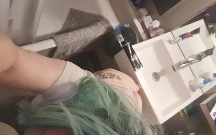 Pina Berger: Crossdresser pina si cewek rambut pina dengan wig warna hijau...