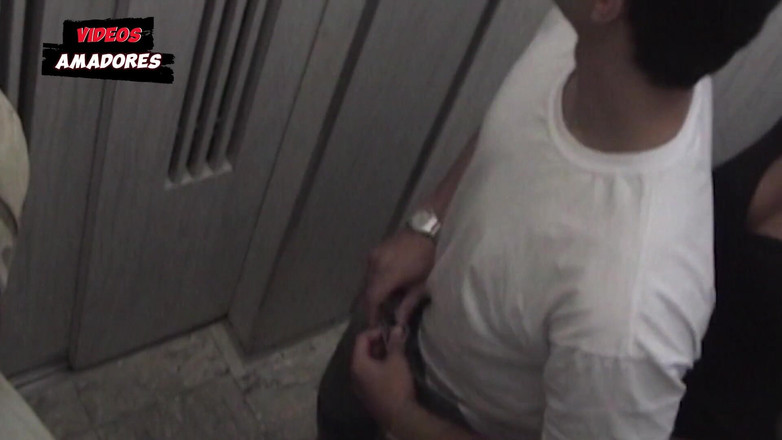 Amateurs videos: Kamera z výtahu zachytí vdanou sousedku při šukání jiného muže