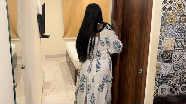 Besharam Jodi: Desi-Schwester erwischte ihren Bruder beim masturbieren, dann gefingert und gefickt...