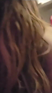 Sexy nadržená a hladová MILFka pohltí péro