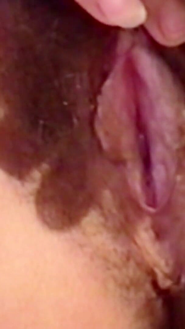 Guarda quanto è pelosa la mia figa dopo anni di utilizzo di enormi dildo in faccia e sulla schiena. (Ardientes 69) Look How Hairy My Pussy Is From Years of Using Huge Dildos in My Face and Back. (Ardientes 69)