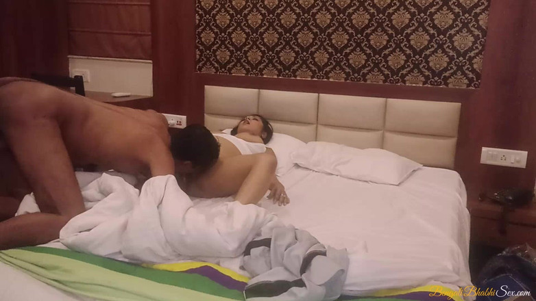 Bengali Bhabhi Sex: インド人カップルの本物のオーラルセックスベンガル人妻のマンコを舐められる