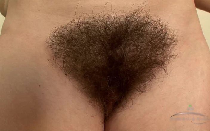 ATK Hairy: Simone Delilah вернулась и дает интервью с Цветы