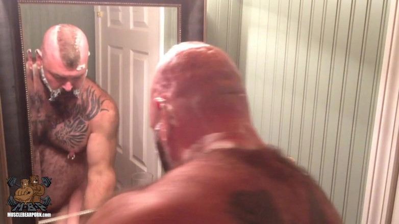 Muscle Bear Porn: क्लोज शेव