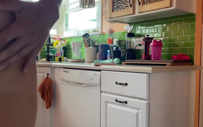 VibeWithMommy: Kuchyňská maminka šuká! Můj sladký chlapec mě šuká přímo na pultu, zatímco...