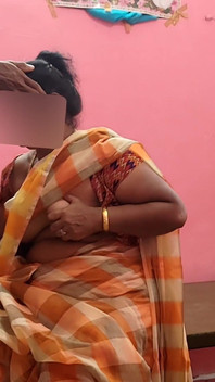 Грала з великими грудьми і пиздою мачухи і займалася сексом