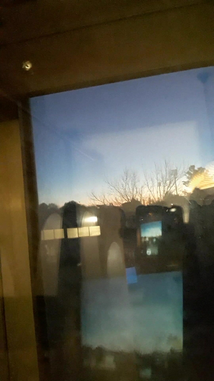 WEBREGINETTA2023: Berdiri di atas kerusi kosong di hadapan tingkap