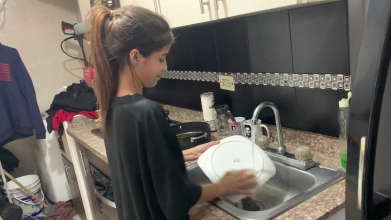 TUflacasex123: Mi hermanastra se burla de mí cada vez que estamos...