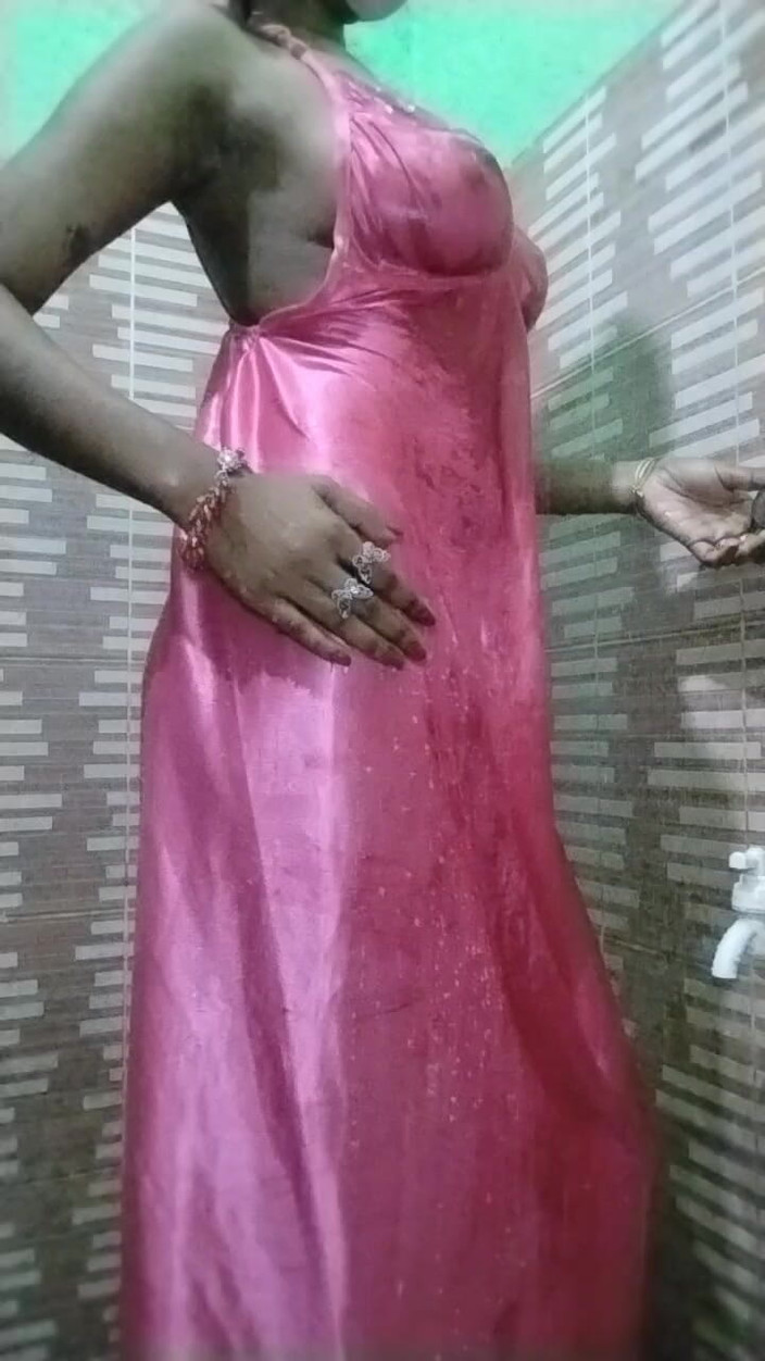 LeoneX: Deshi Babhi video ve sprše