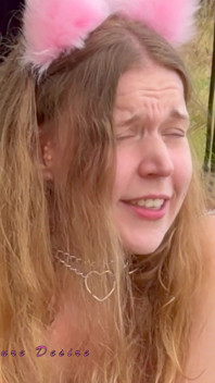 女孩被一位绅士拴着牵引绳带出，带着一个