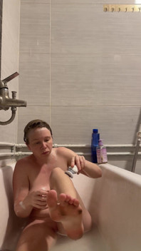 Milf bionda coccolata nella vasca da bagno
