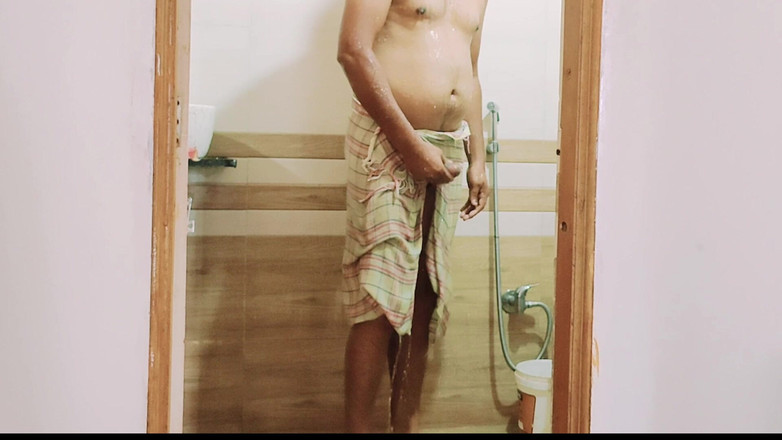 raka use: Pipi dans la salle de bain et masturbation sous la...