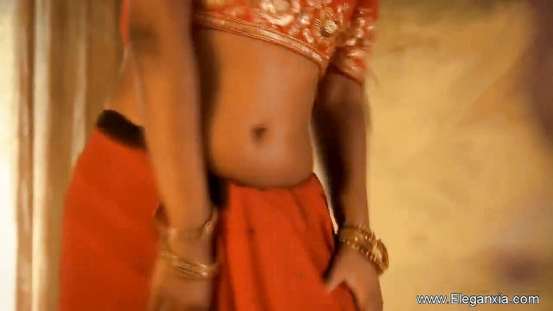 Eleganxia: 浴室で油を塗る素晴らしいインドの赤ん坊