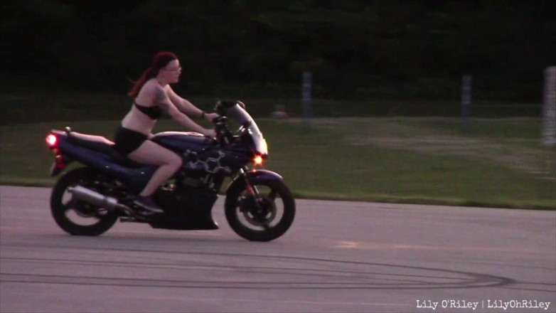 Lily O'Riley: Menunggangi Bikini Sportbike (wmv)
