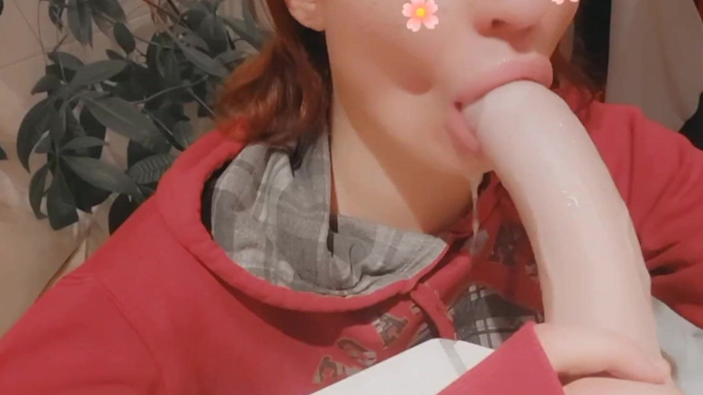 TiSIssyTi: Kadın kılıklı kadın seni azdırıyor dildo emiyor ve tükürüyor