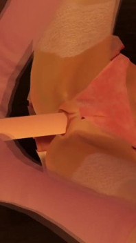 Pink está usando seu vibrador com os pés