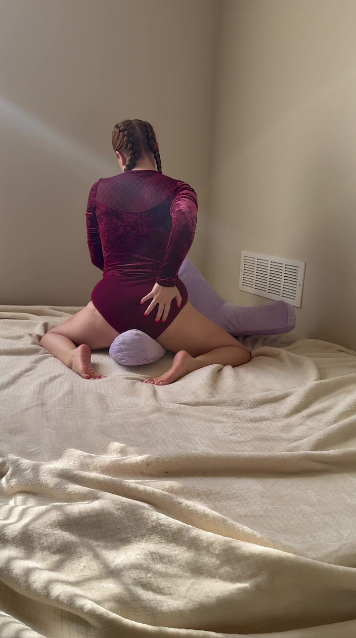 LilRedKinkQueen: Drobna ruda humping poduszkę