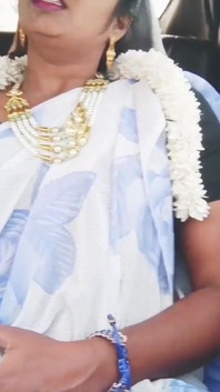 Indisk bhabi bilsex. Vacker Saree hemmafru försöker knulla med styvson car drive.telugu smutsiga samtal.