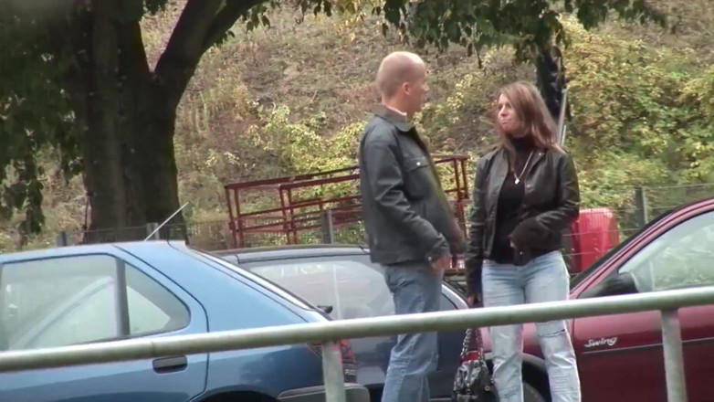 Public Entertainment: Une brune sexy se fait baiser et éjaculer sur son cul...