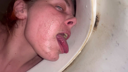 Elena917: Jilat toilet sampai orgasme